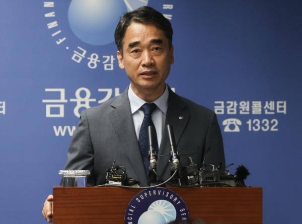 함용일 금융감독원 자본시장회계담당 부원장이 24일 서울 여의도 금융감독원에서 라임·옵티머스·디스커버리펀드 등 주요 투자자 피해 운용사에 대한 추가 검사 결과와 관련해 브리핑하고 있다. (사진=연합뉴스)