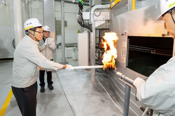 정몽진 KCC회장이 31일 김천공장 그라스울 2호기의 가동을 알리는 의미의 불씨를 들고 있다.(사진=KCC)