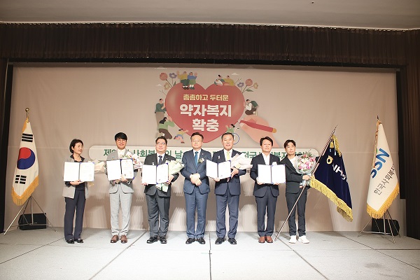 서을구 IT노조위원장(왼쪽부터)과 박수기 IT부문 부행장이 농협 IT사랑봉사단 대표로 국무총리표창을 수상받고 기념사진을 촬영하고 있다. (사진=)