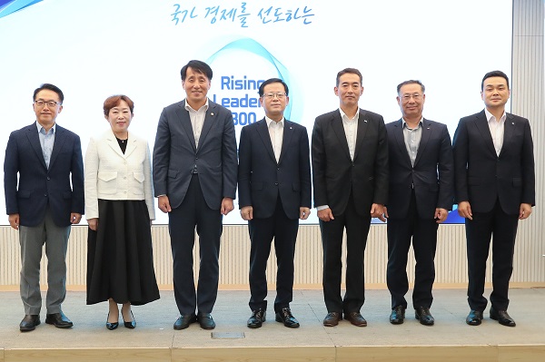 (왼쪽부터)이호준 한국중견기업연합회 부회장, 민병주 한국산업기술진흥원 원장, 장영진 산업통상자원부 제1차관, 조병규 우리은행장, 김도훈 한국산업지능화협회 회장, 김윤태 대한무역투자진흥공사 부사장, 강신국 우리은행 기업투자금융부문장이 기념촬영을 하고 있다.