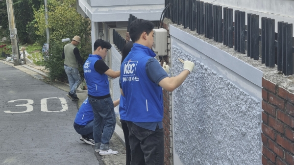 직원들이 노후 주거단지의 외벽을 도색하고 있다.(사진=KCC)