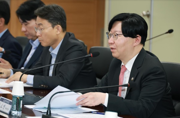 김소영 금융위원회 부위원장(오른쪽)이 18일 정부서울청사에서 주재한 '금융시장 현안 점검·소통회의'에서 발언하고 있다. (사진=금융위원회)