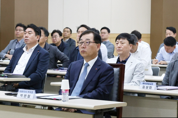 박현철 롯데건설 부회장을 비롯한 전 임원과 경영진이 '안전 마인드셋 강의'를 경청하고 있다. (사진=롯데건설)