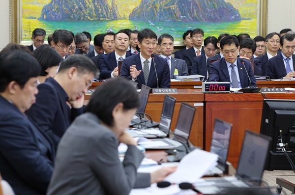 국회 정무위원회 종합감사가 27일 열린 가운데 김주현 금융위원장(오른쪽)과 이복현 금융감독원장(가운데)이 의원 질의에 답변하고 있다. (사진=연합뉴스)