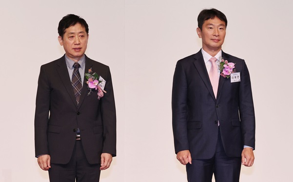 김주현 금융위원장(왼쪽)과 이복현 금융감독원장이 지난달 24일 서울 영등포구 여의도 63컨벤션에서 열린 제8회 금융의날 기념식에서 기념촬영을 하고 있다. (사진=연합뉴스)