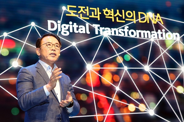 조용병 신한금융그룹 회장이 7일 창업 40주년을 맞아 개최된 제2회 신한문화포럼에서 발언하고 있다. (사진=신한금융그룹)