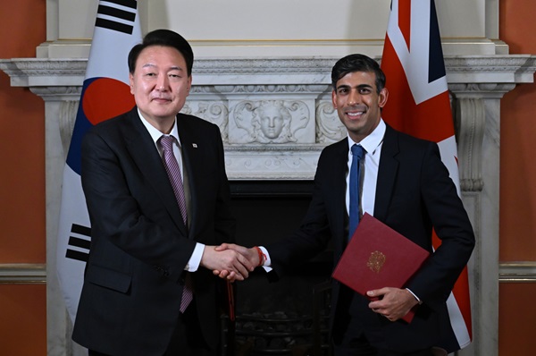 영국을 국빈 방문 중인 윤석열 대통령이 22일(현지시간) 런던 다우닝가 10번지 총리 관저에서 리시 수낵 총리와 '다우닝가 합의'에 서명한 뒤 기념촬영을 하고 있다. (사진=연합뉴스)