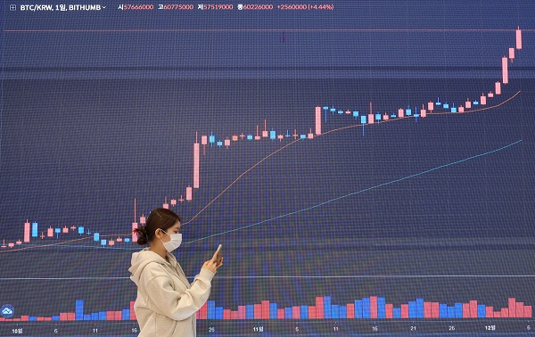 6일 오전 서울 서초구 빗썸 고객지원센터 전광판에 비트코인 실시간 거래 가격이 표시되고 있다. (사진=연합뉴스)