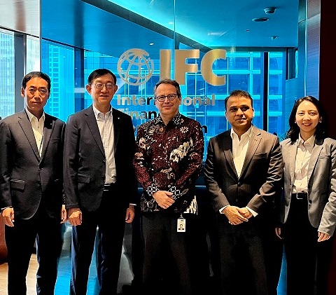 인도네시아 자카르타에 위치한 국제금융공사(IFC) 오피스에서 서승현 신한은행 글로벌사업그룹장(왼쪽 두 번째), 구형회 신한인도네시아은행 법인장(왼쪽 첫 번째), Asif Mustaqim IFC 금융섹터 동아시아 투자본부장(왼쪽 세 번째)이 관계자들과 기념촬영을 하고 있다. (사진=신한은행)