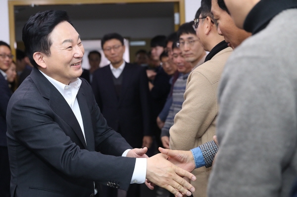 원희룡 국토교통부 장관이 22일 국토교통부 청사를 방문해 직원들과 악수하고 있다. (사진=국토교통부)