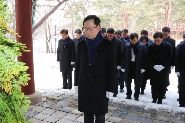 조병규 우리은행장이 1일 경기도 남양주시 홍유릉을 방문해 고종황제를 참배하고 있다. (사진=우리은행)