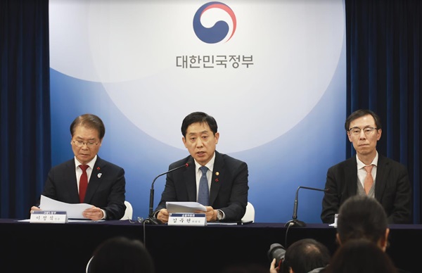 김주현 금융위원장(가운데)이 17일 민생토론회 후 진행된 언론 사후브리핑에서 기자 질의에 답변하고 있다. (사진=금융위원회)