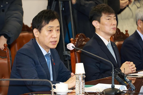 김주현 금융위원장(왼쪽)과 이복현 금융감독원장(오른쪽)이 21일 오전 서울 중구 은행회관에서 열린 '은행권 민생금융지원방안' 간담회에서 발언하고 있다. (사진=금융위원회)