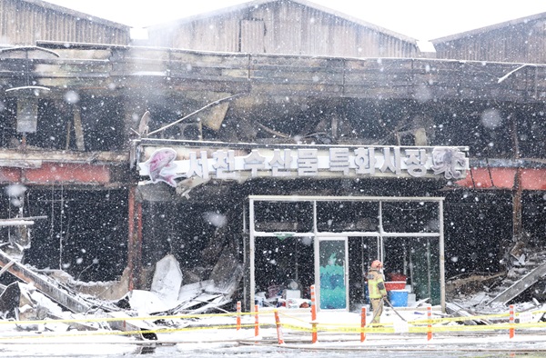 지난 22일 오후 11시 8분께 충남 서천군 서천읍 서천특화시장에서 불이 나 수산물동과 식당동, 일반동 내 점포가 모두 소실됐다. (사진=연합뉴스)