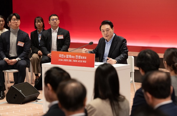 윤석열 대통령이 지난달 17일 서울 여의도 한국거래소에서 열린 '국민과 함께하는 민생토론회 - 네번째, 상생의 금융, 기회의 사다리 확대'에서 발언하고 있다. 이날 윤 대통령은 PBR이 낮은 기업을 집중 관리하는 '기업 밸류업 프로그램' 추진 계획을 발표했다. (사진=대통령실)