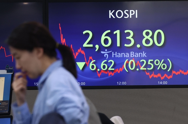 코스피가 전장보다 6.62p(0.25%) 내린 2,613.80로 마감한 15일 오후 서울 중구 하나은행 딜링룸에서 딜러들이 업무를 보고 있다. (사진=연합뉴스)