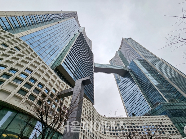 서울 용산구에 있는 한 주상복합 아파트에 커튼월 공법 등이 적용돼 있다. (사진=박소다 기자)