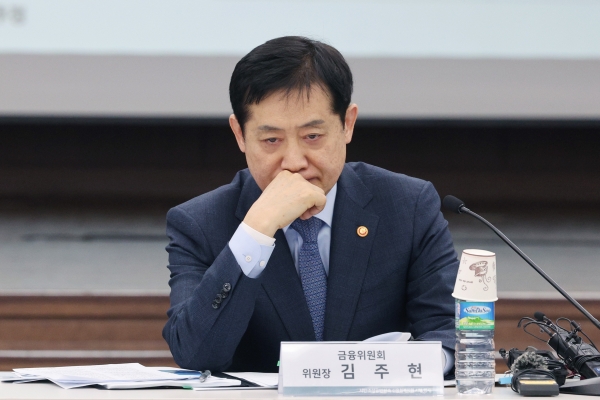 김주현 금융위원장이 12일 오전 서울 중구 은행회관에서 열린 서민·소상공인 신속 신용회복지원 시행 행사에서 신용회복지원 효과 브리핑을 경청하고 있다. (사진=연합뉴스)