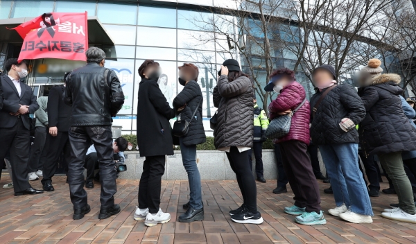 홍콩H지수 기초 주가연계증권(ELS) 피해자 모임이 15일 오후 서울 중구 한 은행 본사 앞에서 연 '대국민 금융 사기 규탄 집회'에서 참가자들이 깃발을 들고 은행으로 향하고 있다. (사진=연합뉴스)