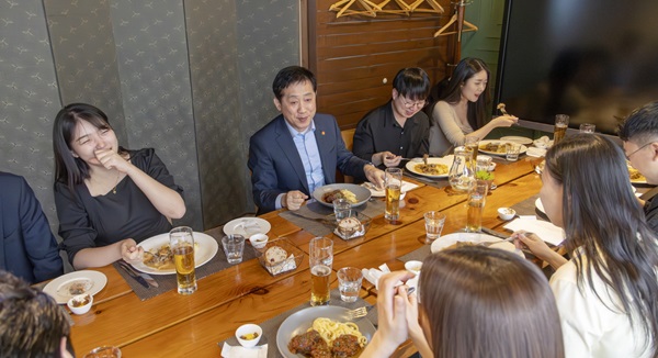 김주현 금융위원회 위원장이 서울 광화문 인근 식당에서 금융위원회 2030 자문단과 함께 '비워채워토크'를 진행, 금융 관련 청년층의 애로를 청취하고 이를 개선하기 위한 정책 방안에 대해 소통하는 시간을 가졌다. (사진=금융위원회)