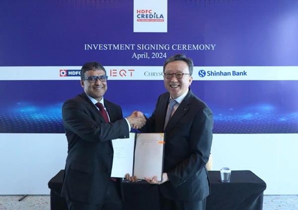 인도 뭄바이 더 세인트 레지스 호텔에서 진행한 지분투자 협약식에서 정상혁 신한은행장(오른쪽)과 ARIJIT SANYAL(아리지트 사냘) 크레딜라 대표가 기념촬영을 하고 있다. (사진=신한은행)