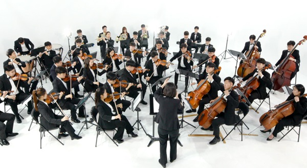 신한음악상 8회 첼로 부문 수상자 이하영과 12회 바이올린 부문 수상자 박원민이 하트하트오케스트라와 함께 '상림' 뮤직비디오에서 연주하고 있다. (사진=신한은행)