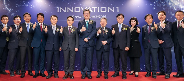 서울 마포구 프론트원에서 열린 '이노베이션1 론칭식'에서 최원목 신용보증기금 이사장(왼쪽에서 일곱 번째)과 참석자들이 기념 촬영을 하고 있다. (사진=신보)
