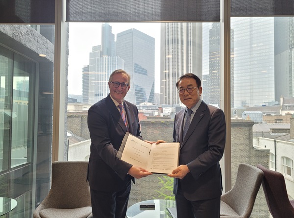 조용병 은행연합회 회장(오른쪽)과 밥 위글리(Bob Wigely) 영국은행협회 회장이 MOU를 체결하고 기념사진을 촬영하고 있다. (사진=은행연합회)