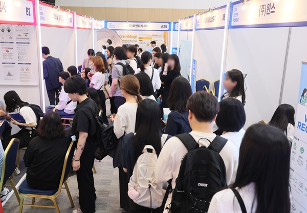 서울 강남구 과학기술컨벤션센터에서 열린 2024 정보보호 취업박람회를 찾은 구직자들이 채용 상담을 하고 있다. (사진=연합뉴스)
