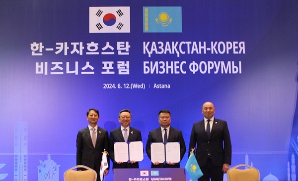 카자흐스탄 힐튼 아스타나에서 개최된 '한-카자흐스탄 비즈니스 포럼'에서 (왼쪽부터) 안덕근 산업통상자원부 장관, 정상혁 신한은행장, 안드레이 신 Shin-Line 회장, 샤를라파예프 카나트 카자흐스탄 산업건설부 장관이 기념촬영을 하고 있다.(사진=신한은행)