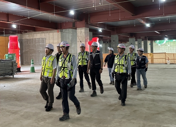임재욱 SK에코플랜트 CSO(최고안전책임자, 왼쪽 첫번째)가 지난 11일 송도에 위치한 글로벌 R&PD 센터 신축공사 현장을 방문해 작업장 안전관리실태와 온열질환 예방활동 이행상태를 점검하는 모습. (사진=SK에코플랜트)
