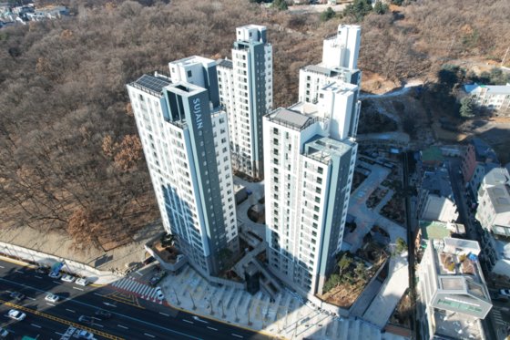 과천시는 장기 방치 건축물인 갈현동 우정병원 부지를 정비해 174가구 규모 아파트로 만들었다. (사진=과천시)