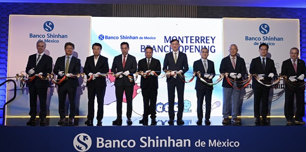 서승현 신한은행 글로벌사업그룹 부행장(오른쪽 다섯 번째), 허태완 주멕시코 대사(오른쪽 네 번째), 프란시스코 하비에르 베가 로드리게즈 멕시코 금융감독원 부위원장(오른쪽 여섯 번째) 및 관계자들이 멕시코 몬테레이 소재 웨스턴 몬테레이 호텔에서 '멕시코 현지법인 몬테레이지점 오픈' 기념식을 개최하고 테이프 커팅을 하고 있다. (사진=신한은행)