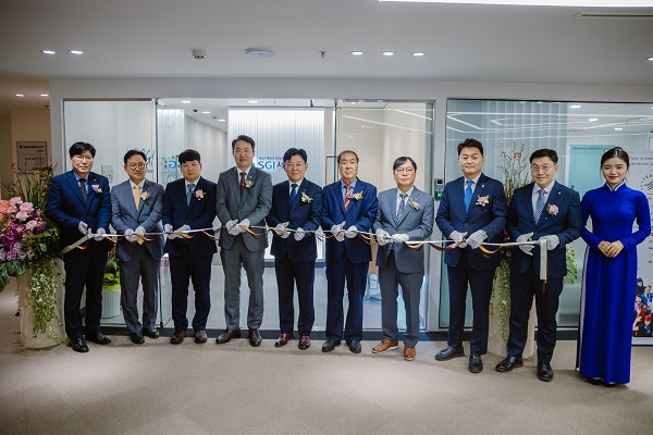 지난 1일 베트남 호치민에서 열린 'SGI서울보증 호치민 출장소 개소식'에서 조영록 SGI서울보증 영업지원부문장(왼쪽에서 다섯 번째)과 현지 경제인‧주요 인사들이 기념촬영을 하고 있다. (사진=)