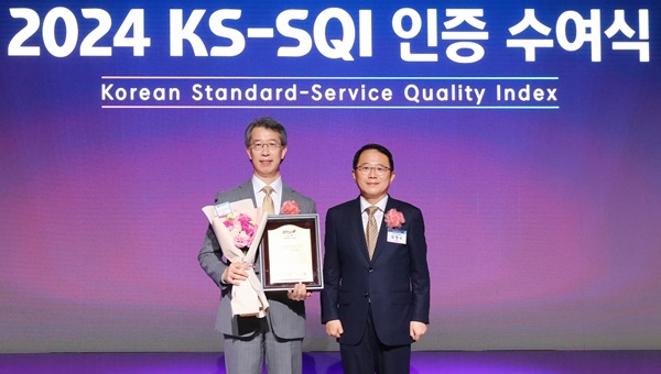 서울 중구 신라호텔 다이너스티홀에서 개최된 2024년 KS-SQI 상반기 1위기업 인증수여식에서 강명수 한국표준협회 회장(오른쪽)과 박영세 KB국민은행 소비자보호그룹 부행장이 기념촬영을 하고 있다. (사진=KB국민은해)