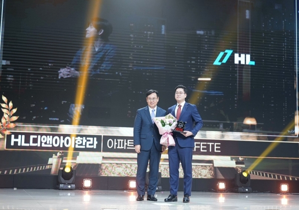 설재근 HL D&I한라 홍보팀장(왼쪽)과 임종혁 MTN 상무가 18일 열린 제17회 방송광고 페스티벌에서 기념 촬영을 하고 있다. (사진=HL D&I한라)