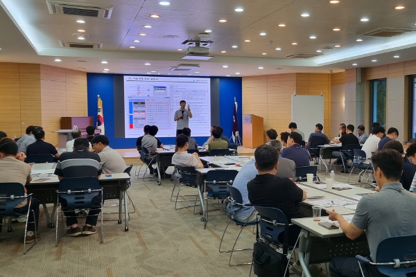 유진기업 직원들이 서울시 종로에 위치한 유진인재개발원에서 품질역량 강화 교육을 받고 있다. (사진=유진그룹)