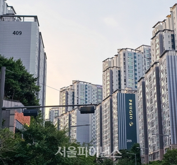 올해 입주 10년 차인 마포 래미안푸르지오는 3885가구 규모에 달하는 대단지 아파트다. 부동산 호황기 당시 대장 아파트로 이 지역 부동산 시세를 이끌었다.(사진=박소다 기자)