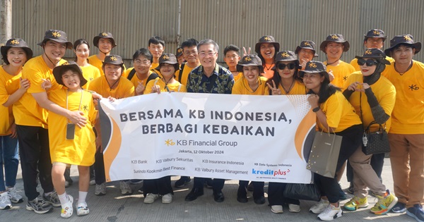 KB금융 직원들이 인도네시아 아동들에게 점심을 만들어 전달한 후 기념촬영을 하고 있다. (사진=KB금융)