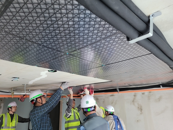 현대엔지니어링과 제이제이엔에스가 공동개발 한 '천장형 차음 구조' 시공 모습 (사진=현대엔지니어링)