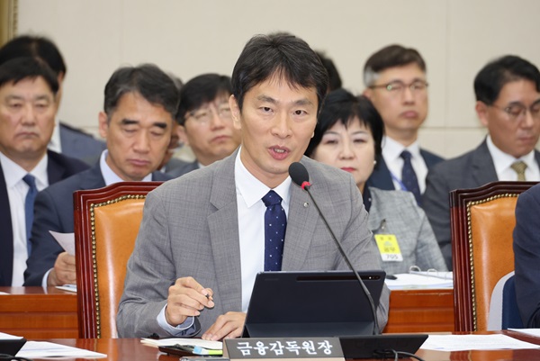 이복현 금융감독원장이 17일 서울 여의도 국회에서 열린 정무위원회 국정감사에서 의원 질의에 답하고 있다. (사진=연합뉴스)