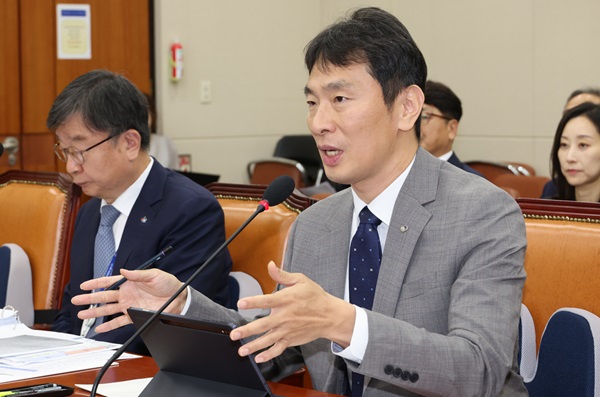이복현 금융감독원장이 17일 서울 여의도 국회에서 열린 정무위원회 국정감사에서 의원 질의에 답하고 있다. (사진=연합뉴스)