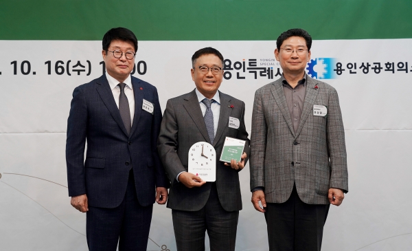 유진그룹 계열 동양이 지난 16일 용인상공회의소에서 열린 ‘2024 용인 ESG나눔기업패 전달식’에서 인증패를 수상했다. 사진 오른쪽부터 이상일 용인특례시장, 정진학 동양 대표이사, 권인욱 경기사회복지공동모금회장이 기념사진을 찍고 있다. (사진=유진그룹)