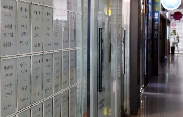 서울의 부동산에 부착돼 있는 매물 정보. (사진=연합)