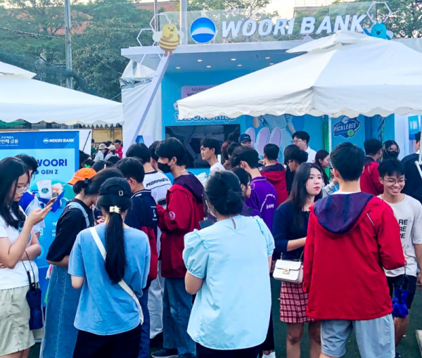 이달 초 하노이 공과대학 경기장에서 열린 '베트남 카드의 날' 행사에서 베트남우리은행이 부스를 열고 금융 체험 및 추첨행사 등을 진행하고 있다. (사진=베트남우리은행)