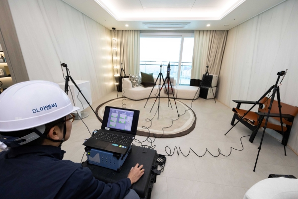 DL이앤씨 직원이 서울의 한 아파트에서 층간소음을 측정하고 있다(사진=DL이앤씨)