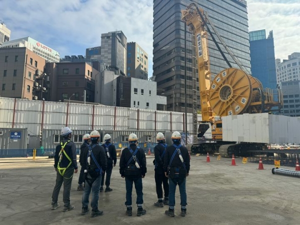 부영그룹이 동절기를 앞두고 현장 방문 점검에 나선 모습. (사진=부영그룹)