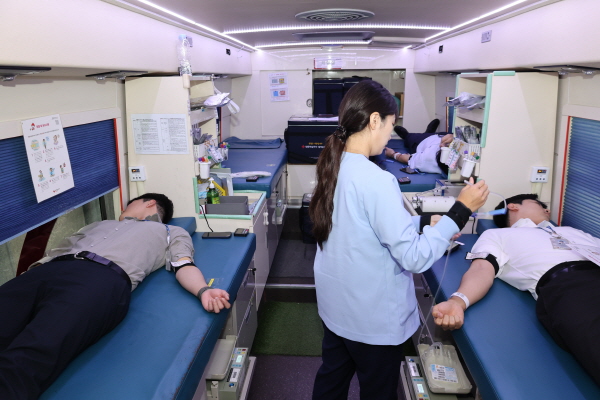 동부건설 임직원이 헌혈 캠페인 참여하고 있다. (사진=동부건설)