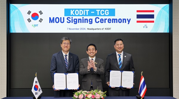 (왼쪽부터) 최원목 신용보증기금 이사장, 파오품 로자나사오쿨 태국 재무부 차관, 시티콘 디렉순톤 태국신용보증공사 사장이 MOU 체결식에서 기념촬영을 하고 있다. (사진=신용보증기금)