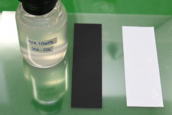 ETRI 연구진이 신개념 이차전지 설계가 적용된 시제품(왼쪽부터 고분자 바인더, 분리막상 도포된 전극, 분리막). (사진=한국전자통신연구원)